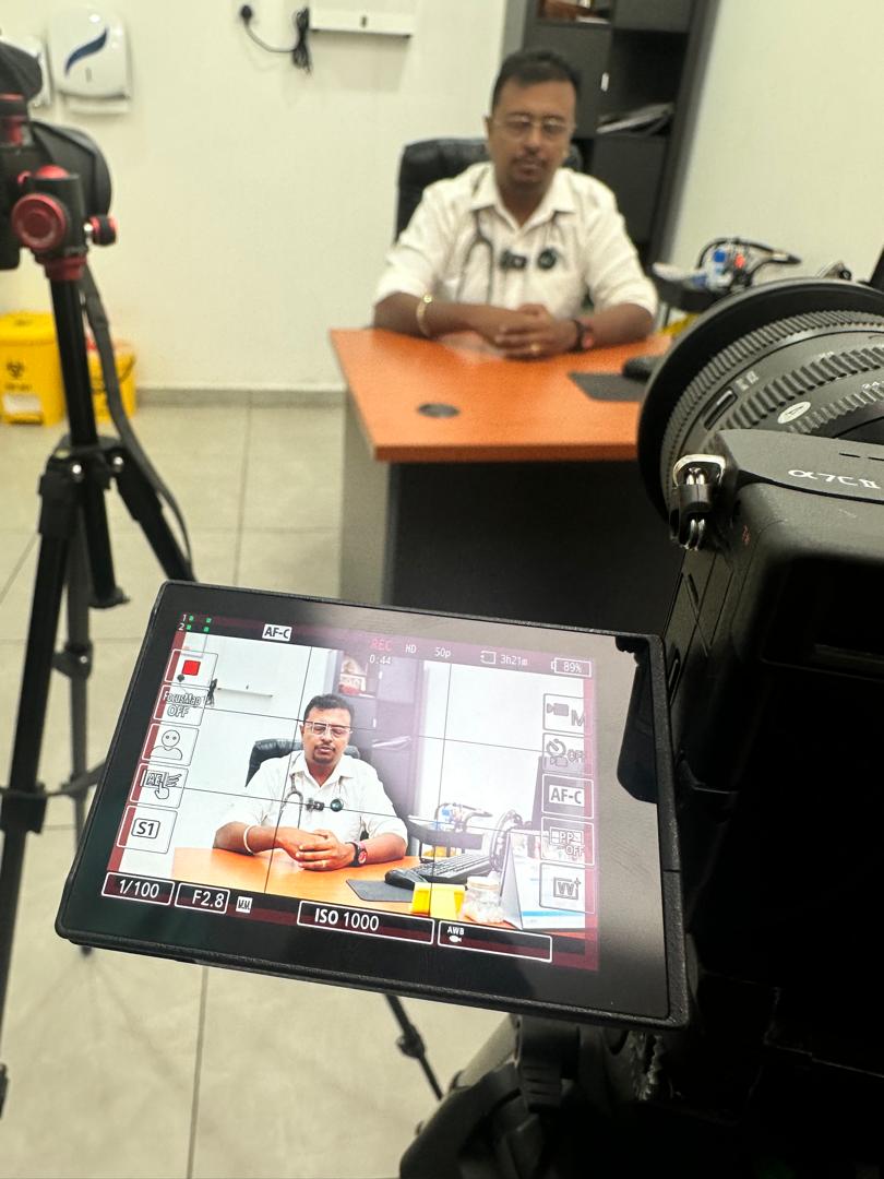 Camera monitor showing an interview photography setup